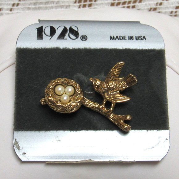 1928 Jewelry - 1928 JEWELRY Sweet Bird on Nest with Pearl Eggs Pin Brooch On Card Goldtone